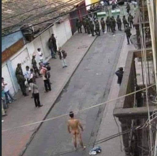 -Wey, ¡sal rapido!...
—No puedo wey, me estoy bañando.
-Carnal, ¡le pegaron a tu Ranfla!!
–Yo en corto...