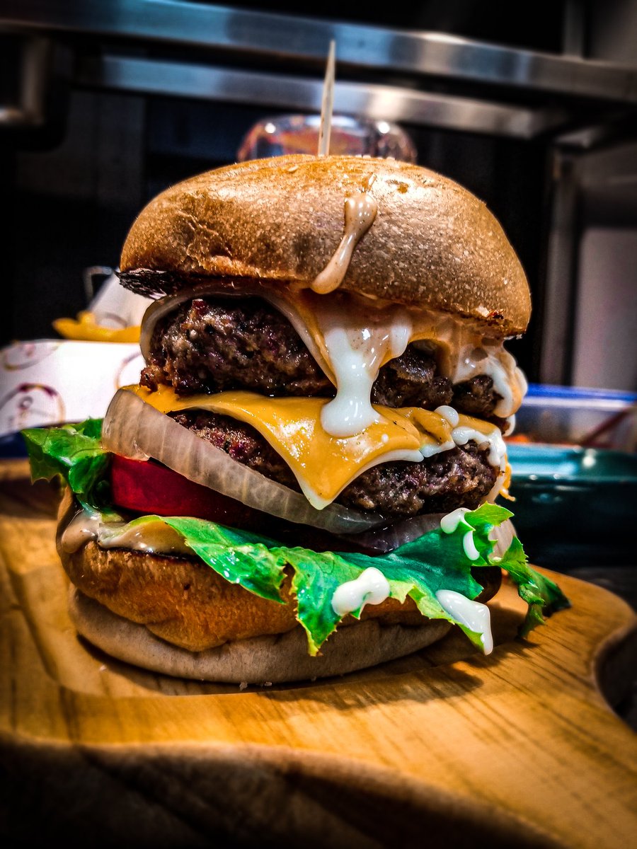 Chefxanaa's tweet photo. Buger porn ,  Open wild babe bug ⁣!!

.⁣
.⁣
#chefxana #FoodPairing #cheflife #artofplating #culinaryar #burgers #beautifulcuisines #gourmetartistry #chefroll #chefsofinstagram #michelin #mystorywithmichelin #everythingart #foodBlogger #FoodPhotography #truecooks https://t.co/uIrslns5j8