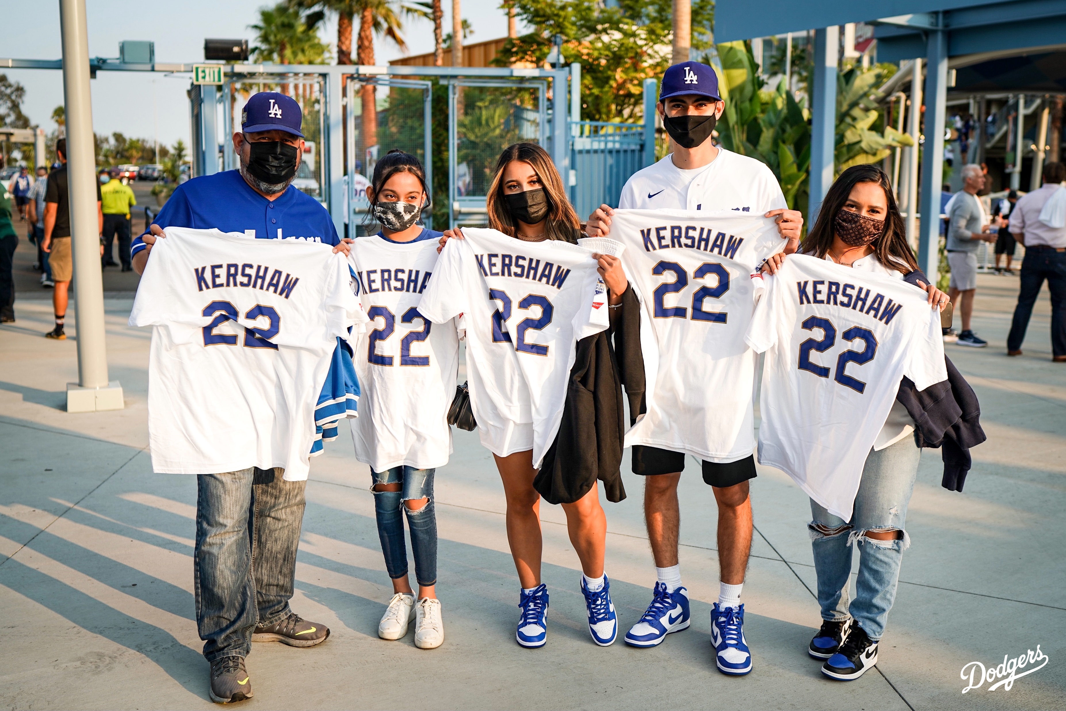 Los Angeles Dodgers on X: Fresh threads. Tonight's @mookiebetts jersey  giveaway presented by Budweiser.  / X
