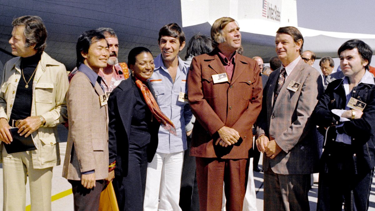 TrekRadio's tweet photo. Today we remember the man behind the vision, Gene Roddenberry. NASA is asking "Star Trek" fans to post their Vulcan salutes on social media to celebrate Roddenberry's birthday
#Roddenberry100 #StarTrek #TrekLegend #GeneRoddenberry #HappyBirthday #EqualityForAll https://t.co/SYdpFmGqGC