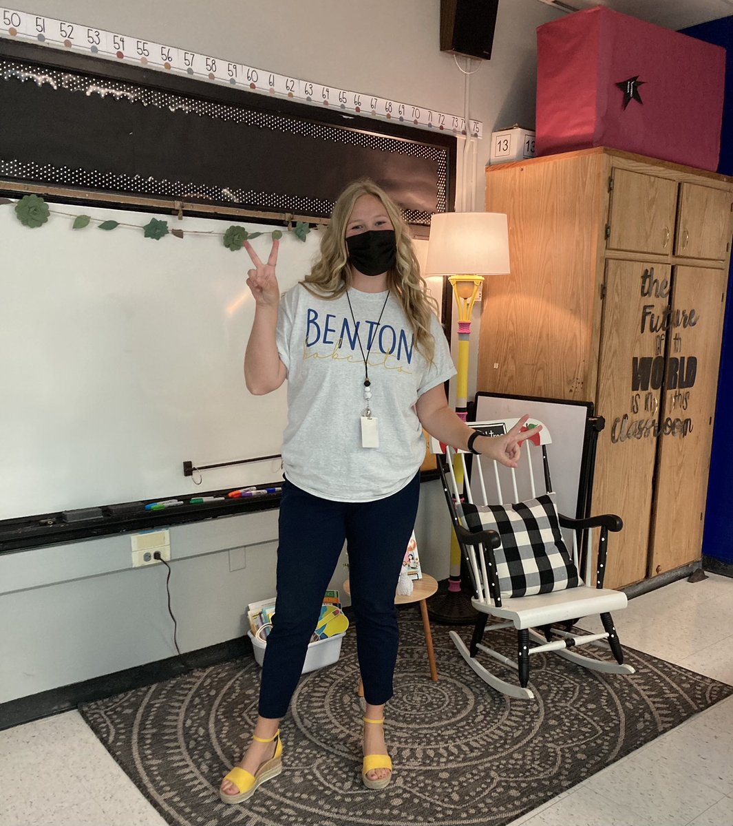 MsCrabtreesCrew's tweet photo. Meet the teacher night was a success! Can’t wait to welcome back the best 3rd graders to the best school in Independce 💙💛#THbentonproud #isdstrong #thirdgradeteam #BacktoSchool2021 #isdthird https://t.co/l3SjNgxrsg