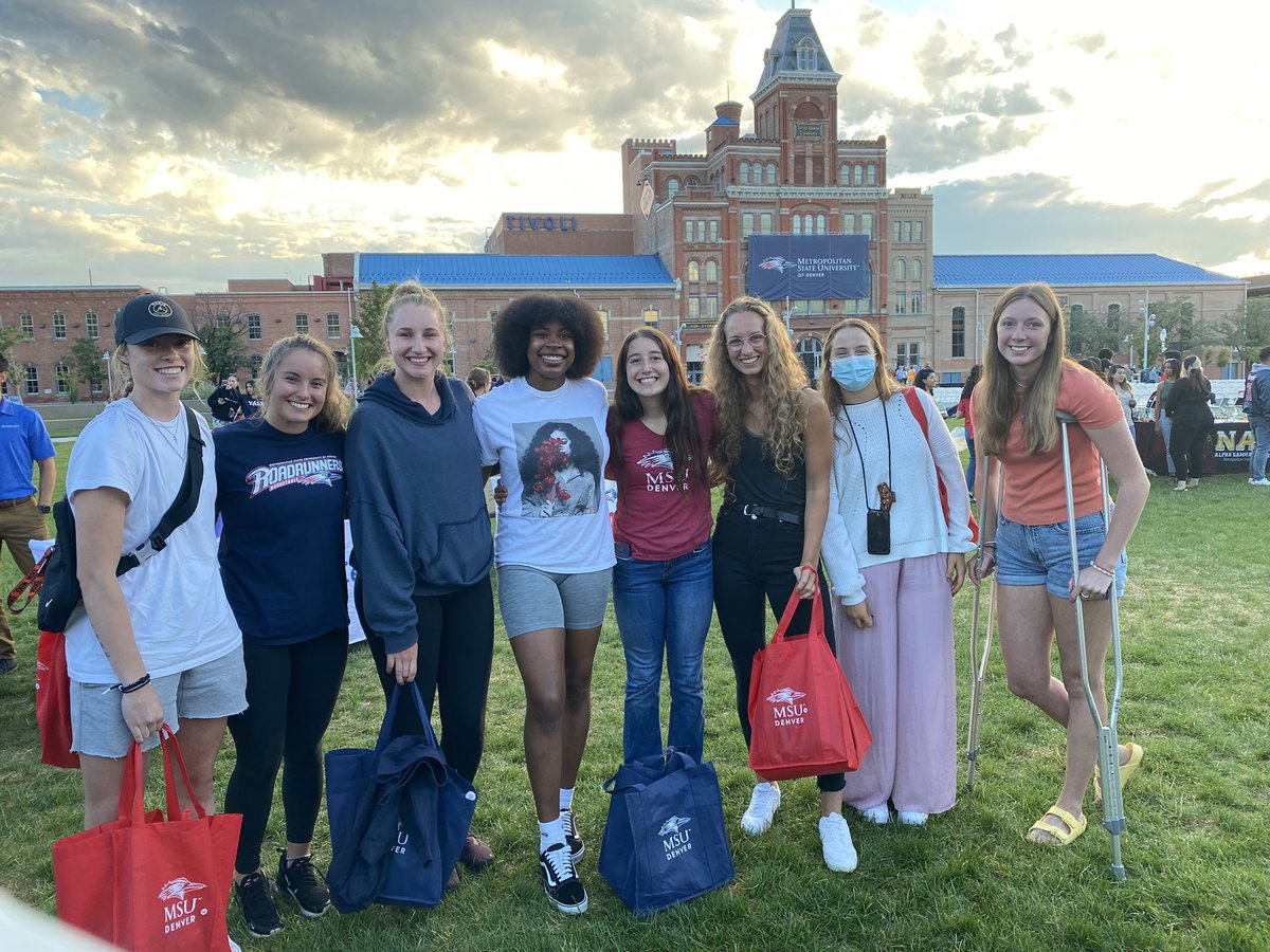 MSUDenverWBB's tweet photo. Welcome back Roadrunners!!! 💙❤️#GetRowdy https://t.co/7g2S5H83zx