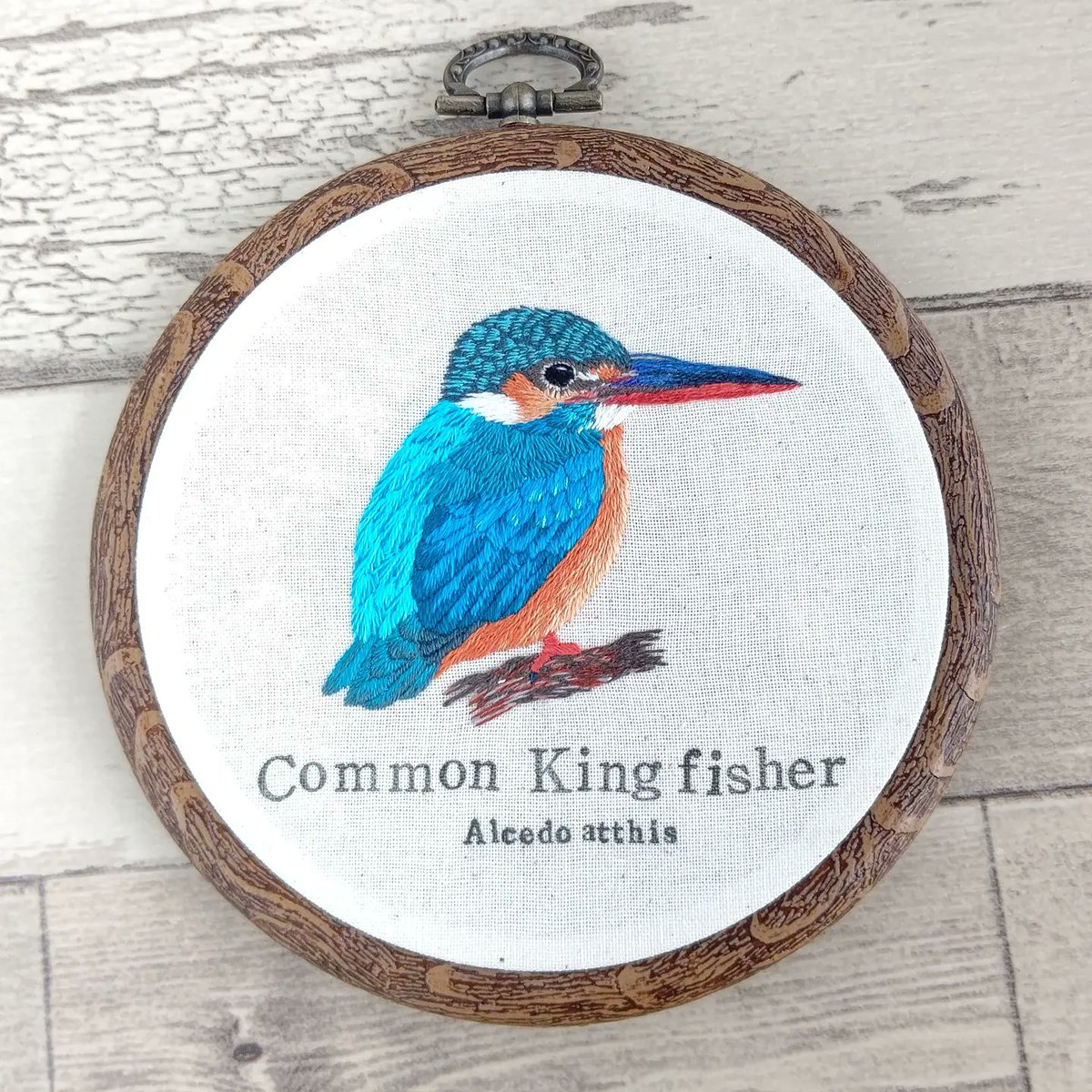 刺繍 壁飾り 絵画 アヤメ カワセミ カワセミの刺繍ができるまで🕊️ 基本は目元から進めていきます