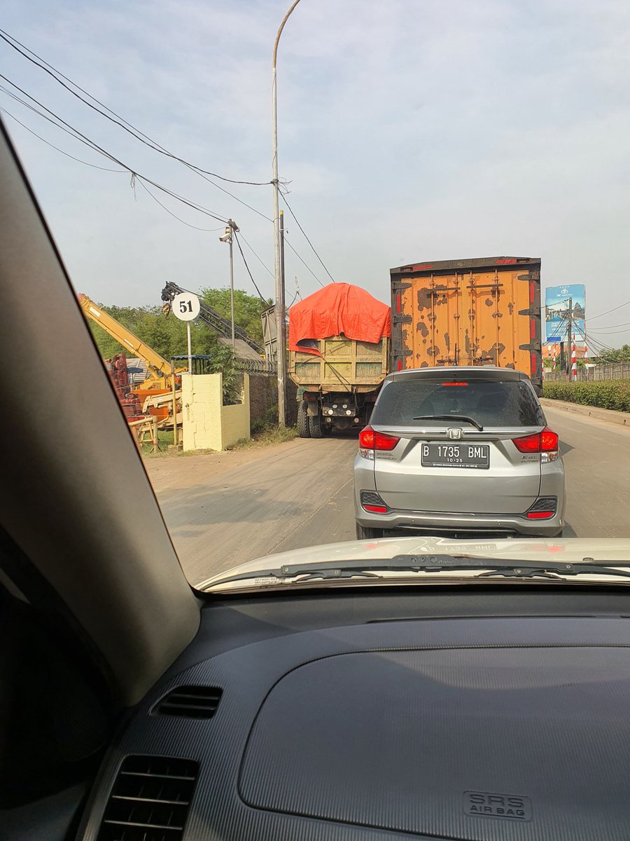 eddykarmin's tweet photo. @KemenPU @pupr_binamarga @BupatiTANGERANG @SonoraFM92 @RadioElshinta @Dennysiregar7 @jokowi jalanan didepan rumah makan lembur kuring arah tol dan dadap macet total krn rusak parah. Banyak truck tanah yg lewat dan parkir dibahu jalan. Tlg respons dari aparat. https://t.co/bKyhINlM1k