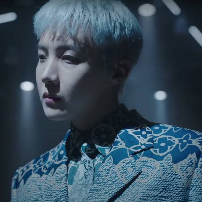 AiSeeHope's tweet photo. [clears throat] blue hobi as george 💔 https://t.co/0kzaMeawjb