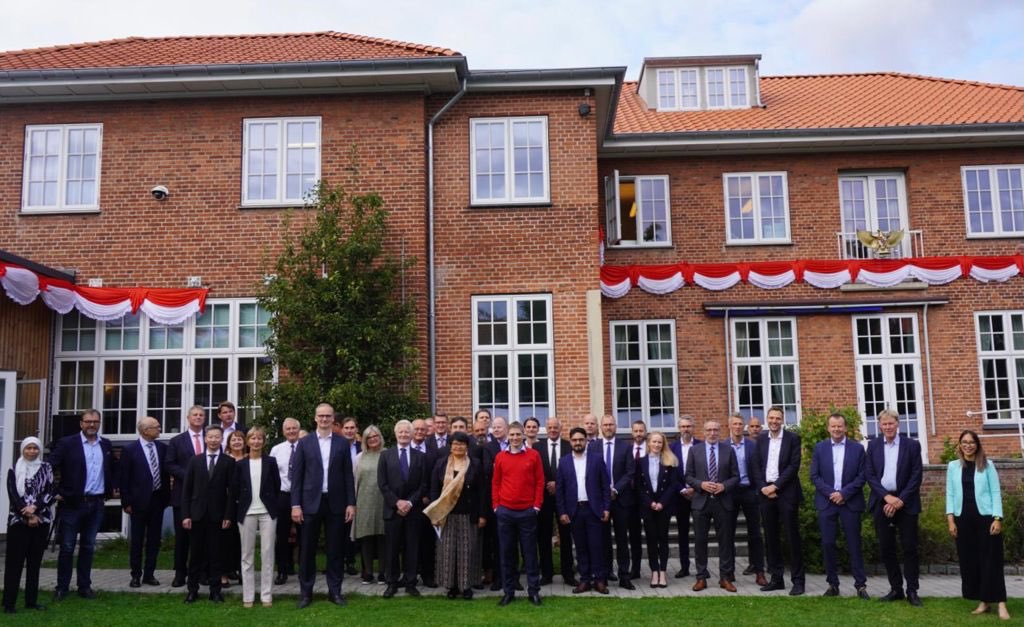 IndonesiaInCPH's tweet photo. Ambassador @Dewiswahab co-hosted an informal business gathering and networking with the Ambassador Lars Bo Larsen of Denmark. CEOs, Directors, and Managers from 28 Danish companies attended the event. (19/8) https://t.co/N8zDCRweoQ