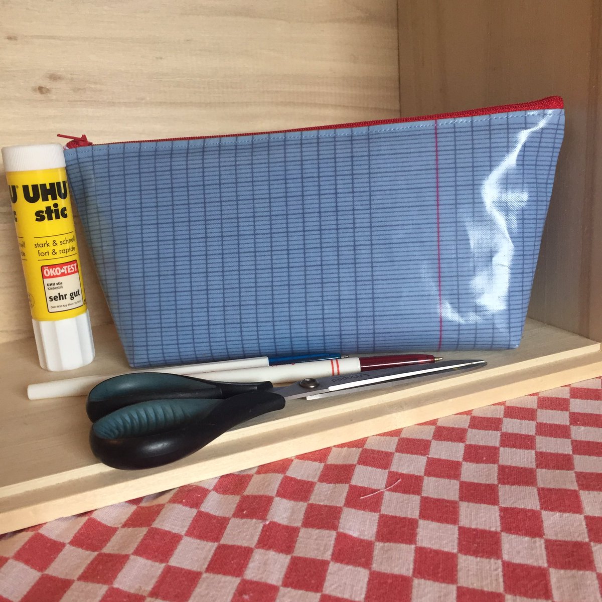 dumoockee's tweet photo. New in my #backtoschool serie. I made a smaller one for V when she started school few years ago. This one is longer and can even fit my #tombow colour pens! It will be soon in my #Etsyshop or you can leave me a comment here if interested. 
As usual RT are very much appreciated 🥰 https://t.co/yTEZGT1224