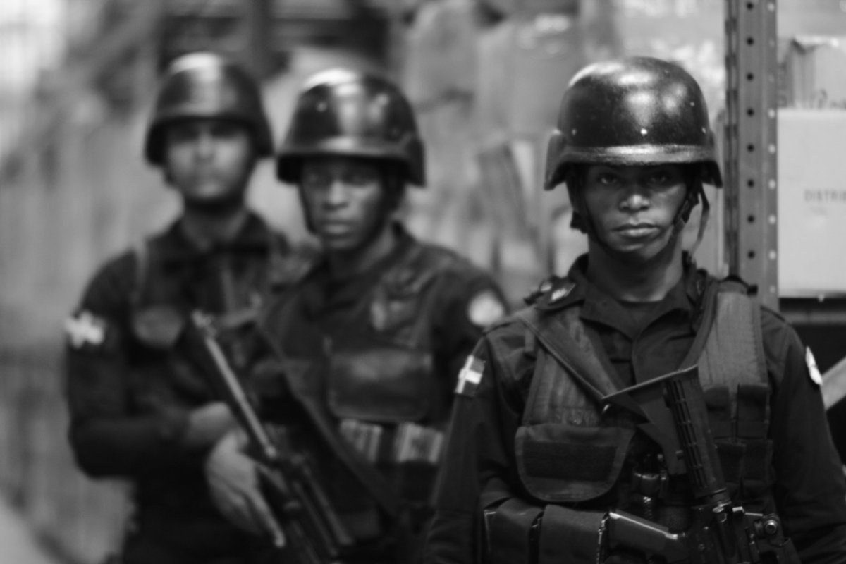 ¿Eliminar delincuentes para crear orden? 🤔 Conoce la experiencias de aquellos que tienen la responsabilidad de aplicar la justicia bajo el código #CartaBlanca👮🏻‍♂️🚔

#CartaBlancaLaPelicula 🎞🎬🎥
<a href="/pedrourrutiahd/">Pedro Urrutia</a>
<a href="/caribbeancine/">Caribbean Cinemas RD</a>
#OneAllianceFilms #CineDominicano #Policia #Pelicula