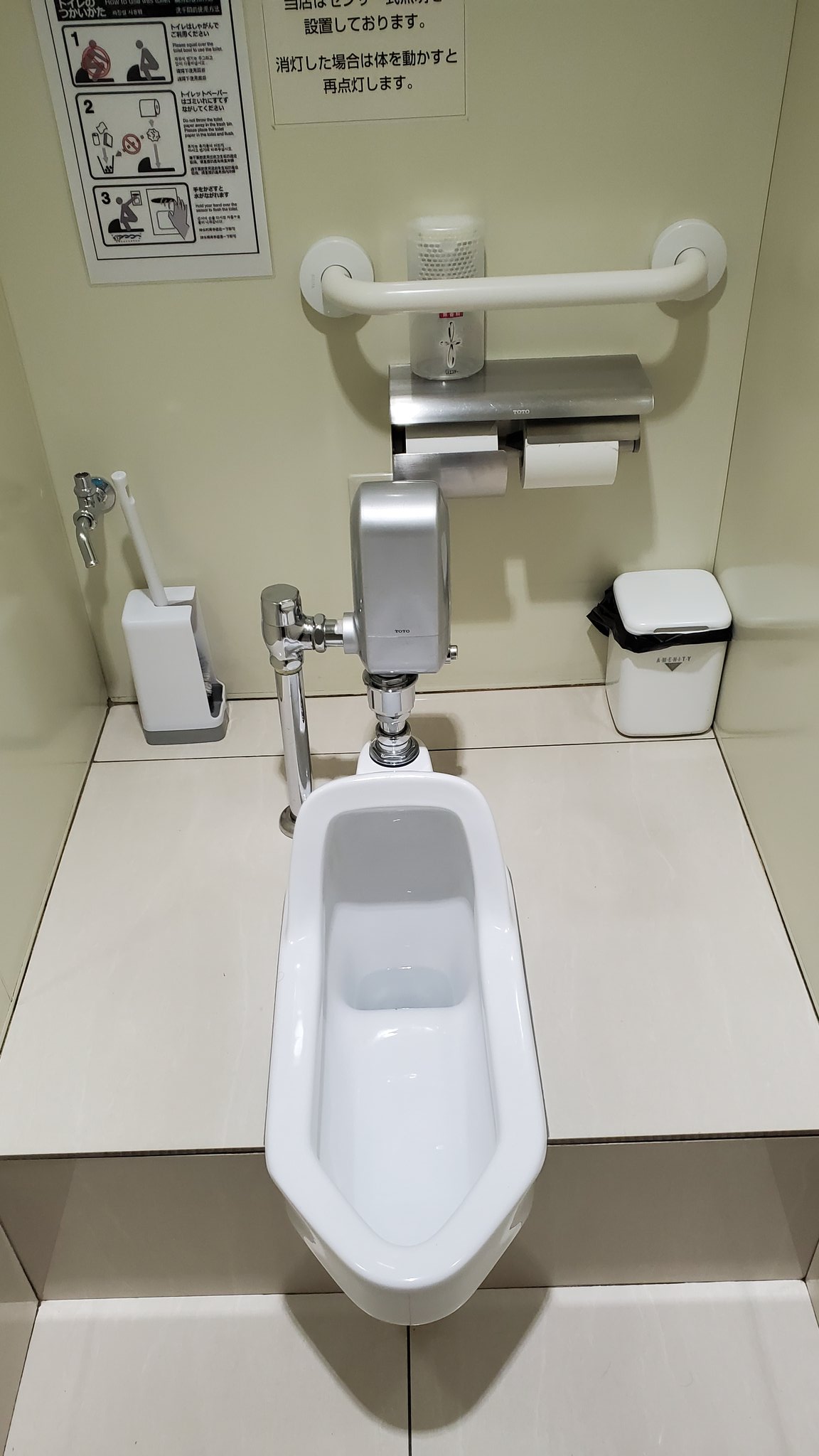 ぴろぴっぴ こないだ入って驚いた 某コンビニのトイレが和式だったのよ 珍しくない どう見てもまだ新しいから あえて 和式で作ってるよね まあ 我輩も和式派だから嬉しい限りだ 香川県 コンビニ トイレ 和式 T Co 7ux6xvumnc Twitter