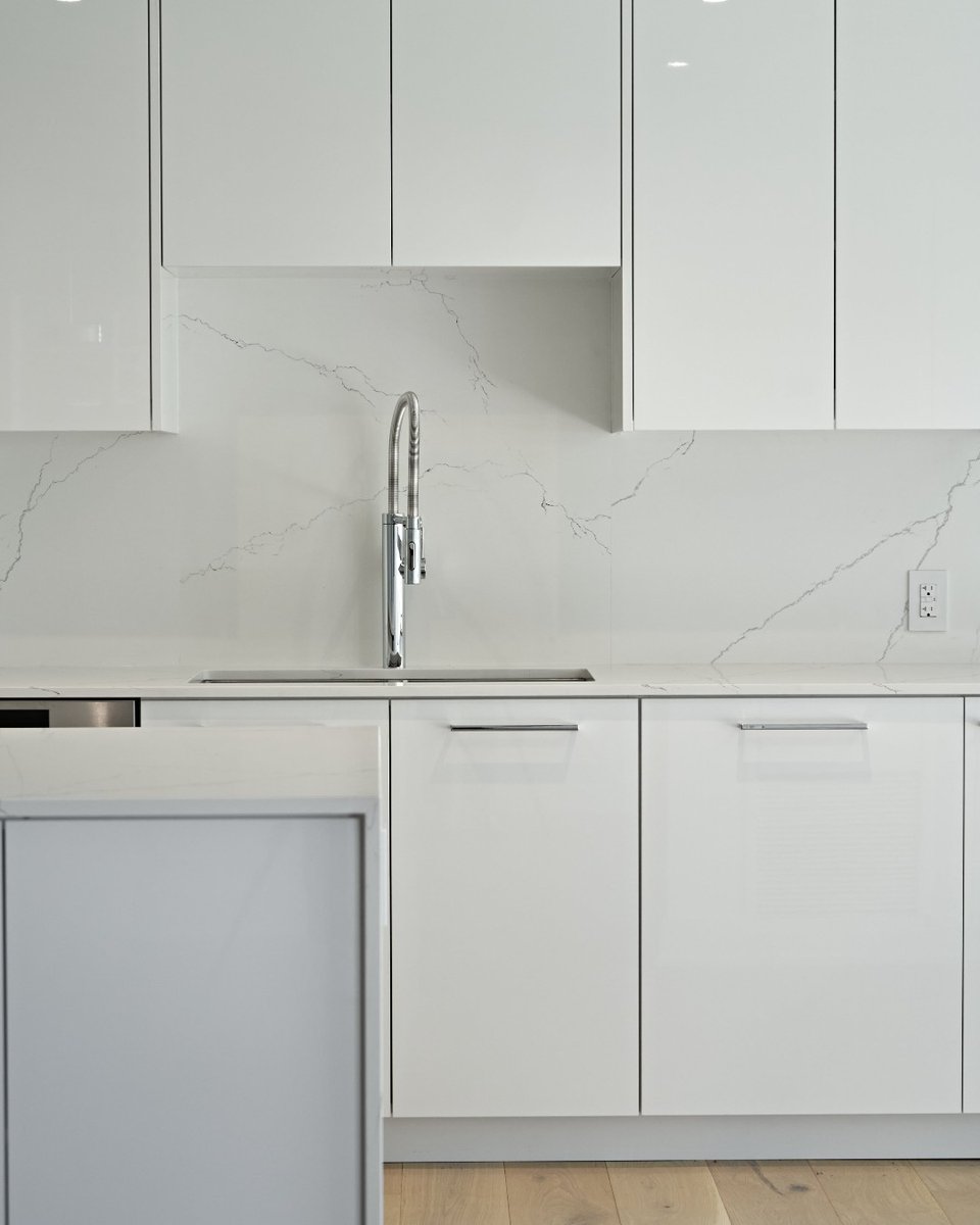 MgbBuilding's tweet photo. Crisp, clean, and fresh. ✨ Check out this gorgeous kitchen we built at a recent project at Lower Village! 

Photography : @shotbyjuleslee https://t.co/G32lvkMxCW