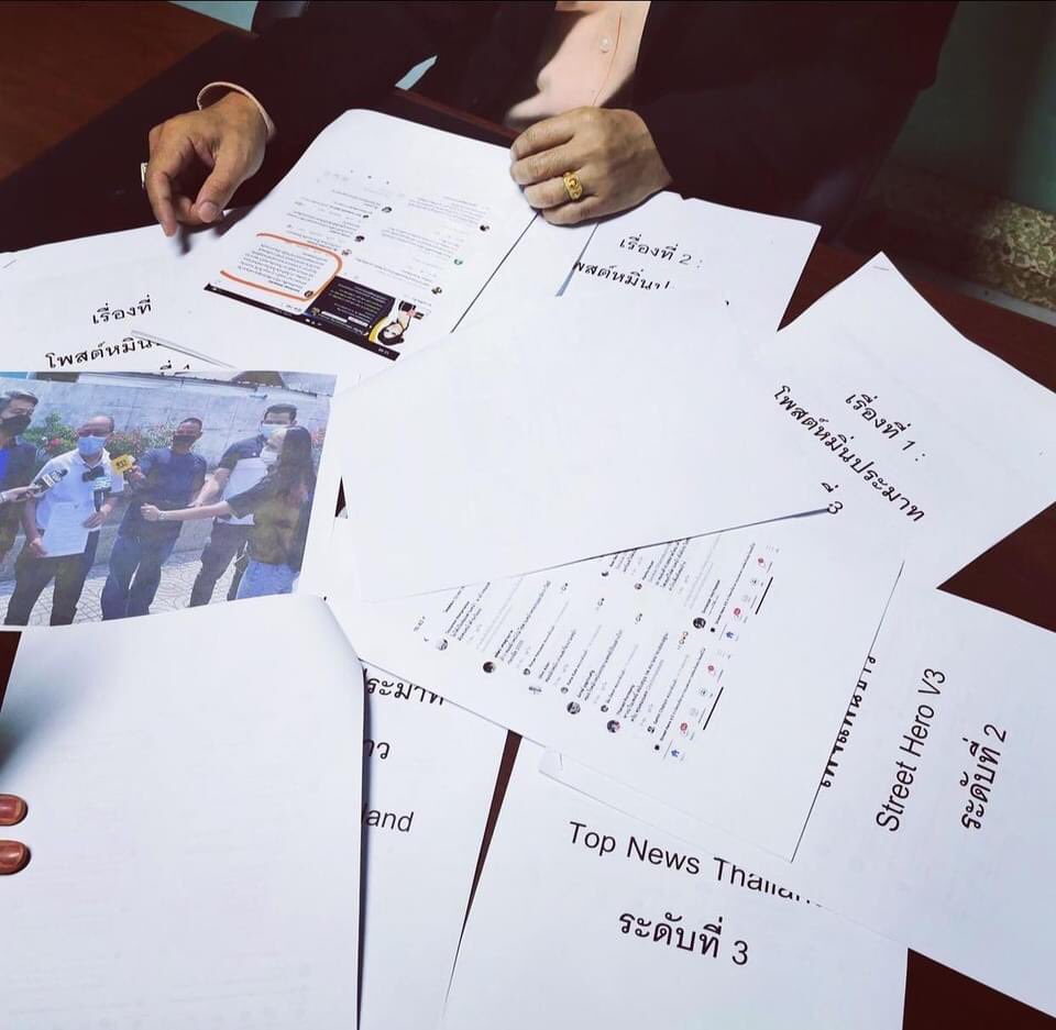 aorwiki's tweet image. สรุป หมอของขวัญฟ้อง 
1 สื่อ
3 ผู้ประกาศข่าว
6 เพจ 
1 ทนาย
795++  เกรียนคีย์บอร์ด

สลิ่มปากกี สู่ขิตไปจ้า