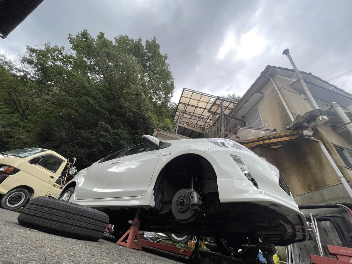 ハカセ プリウスの足回りメンテナンスからのアクア 雨雲に追いつかれた 社屋のガレージに鎮座しているハチロク様のおかげで今日も野良作業 くそボケ が 僕は知っている 全部自己責任
