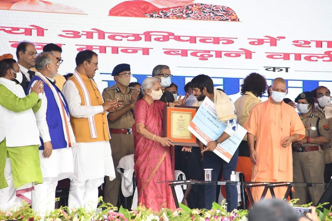 BajrangPunia's tweet photo. यूपी सरकार द्वारा श्री अटल बिहारी वाजपेयी इकाना स्टेडियम में सम्मानित किया जाना गर्व का क्षण था, 
मा0 राज्यपाल श्रीमती Anandiben Patel जी, मा0 #UPCM श्री @myogiadityanath जी,
खिलाड़ियों के लिए अद्भुत सम्मान समारोह और समर्थन के लिए धन्यवाद 🙏🙏 https://t.co/tbKkGEcDlW