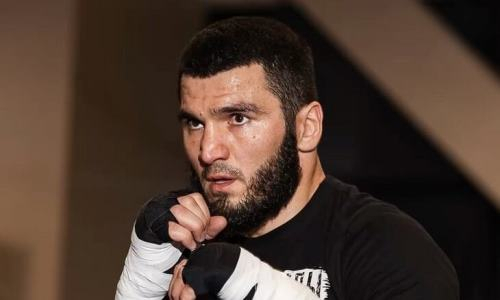 Под какую песню выходит бетербиев. Бетербиев фото. Под какую песню выходит бетербиев. Под какую песню выходит бетербиев. Бетербиев жена.