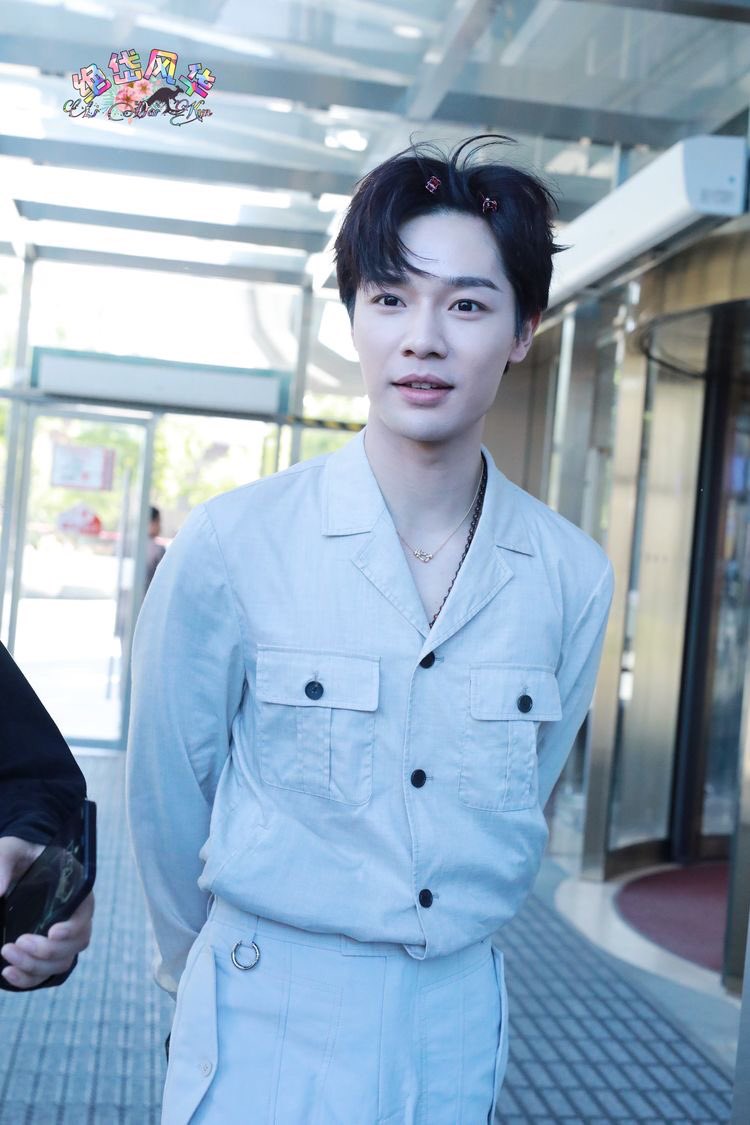 hourly li daikun (@hrlylidaikun) on Twitter photo 