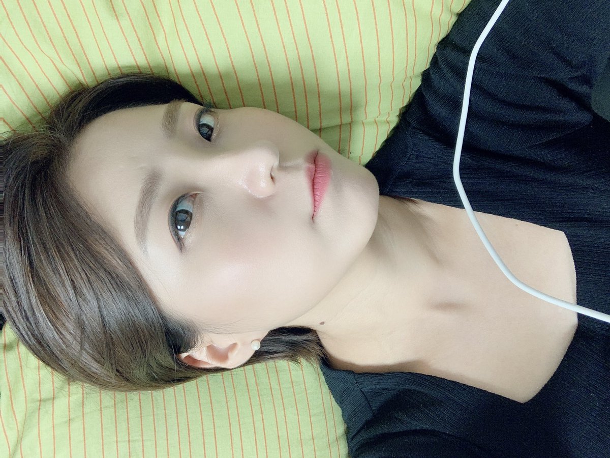 숏컷에 살짝 로망이 있는데 안 어울릴까봐 못 하겠음ㅋ 어쩌다 누웠는데 숏컷 느낌이 나서 찰칵! 이런 느낌 안 나겠지 이건 앱의 힘이니까 후후😙😙