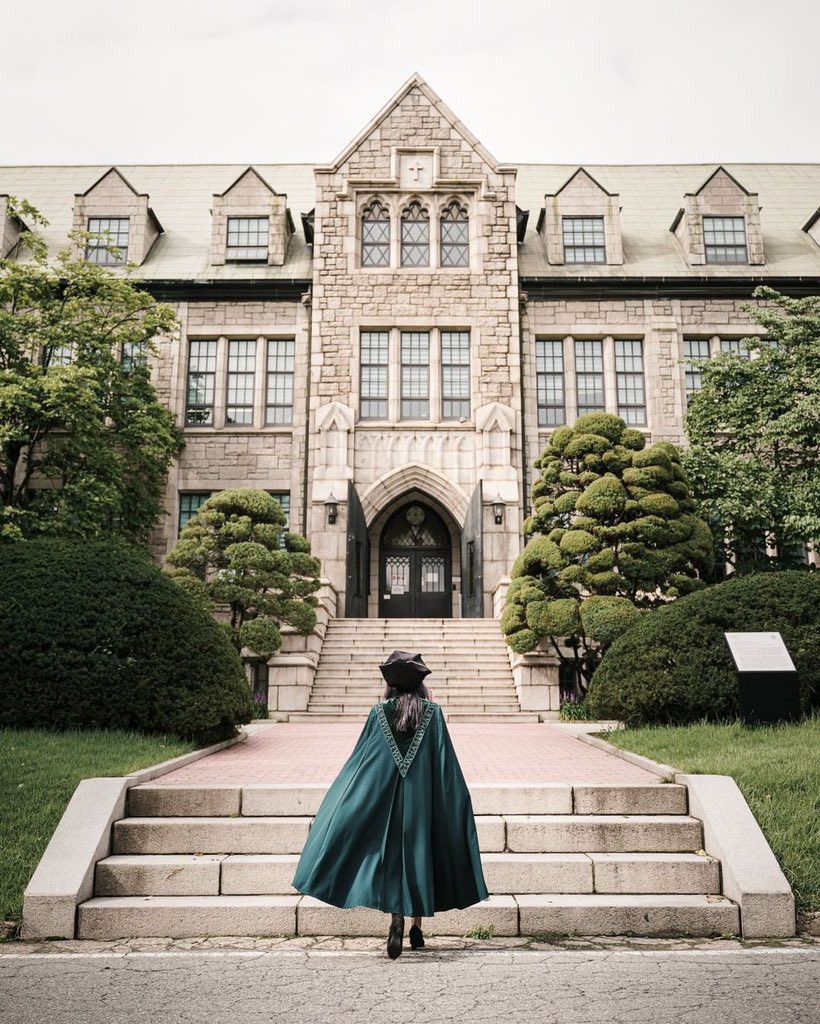 Ewha Womans University เปลี่ยนชุดครุยใหม่หลังจากใช้แบบเดิมมาตั้งแต่ปี 1914…classy มากกก เหมือนจบจากโบซ์บาตง 😍