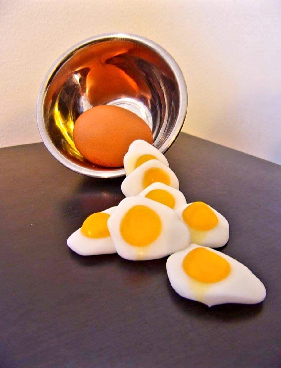 Good morning, 
A fantastic day to you all...

You say freak, I say unique. C. Baloga

#mood #fridaymood #friyay #photography #photographychallenge #colourphotography #egg #imagination #differentperspectives  #bedifferent #beunique #sweet