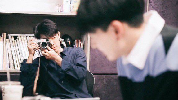 leedonghxae's tweet photo. Greetings! It’s Lee Donghae (aka Fish) speaking, I’m so glad to meet you peeps. I personally think that I’m quite emotional but deep inside + I’m a loyal person! 

I really fancy doing photography along with exercising in gym. How about you? What’s your current interest? https://t.co/WJHEbxpfKh