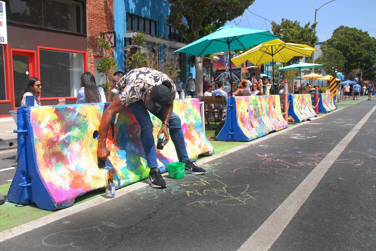 📌 It's going to be a busy weekend on Main Street! Check out the updated schedule with new fitness classes and performers. Giant backyard games, rock climbing and popup vendors like Sunny Side Chalkers will also be on the street! #openmainst #santamonica