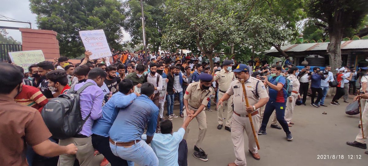 Ravindramp03's tweet photo. सरकार जवाब दे क्यों ? हमारे हक मांगने गए थे पर क्या मिला लाठी व्यवस्थित आंदोलन को बिगड़ा गया कहा गया रोड जाम किया तो कल सिंधिया जी का रोड शो हुआ उसमे लाठी चार्ज क्यों नही जवाब चाहिए इंदौर की जनता परेशान हुई उसका क्या ? @ChouhanShivraj @JM_Scindia @AIDYO_MP @Ravindra_9977 https://t.co/ydmTlCG2aT