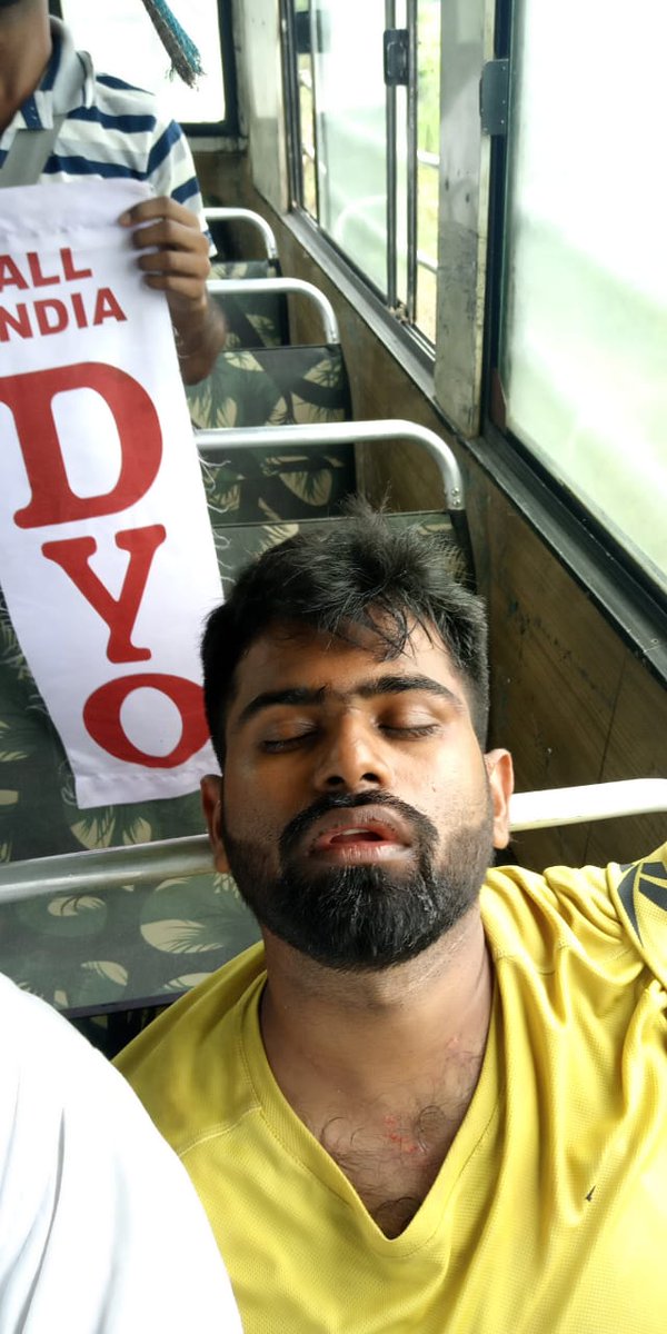 Ravindramp03's tweet photo. सरकार जवाब दे क्यों ? हमारे हक मांगने गए थे पर क्या मिला लाठी व्यवस्थित आंदोलन को बिगड़ा गया कहा गया रोड जाम किया तो कल सिंधिया जी का रोड शो हुआ उसमे लाठी चार्ज क्यों नही जवाब चाहिए इंदौर की जनता परेशान हुई उसका क्या ? @ChouhanShivraj @JM_Scindia @AIDYO_MP @Ravindra_9977 https://t.co/ydmTlCG2aT