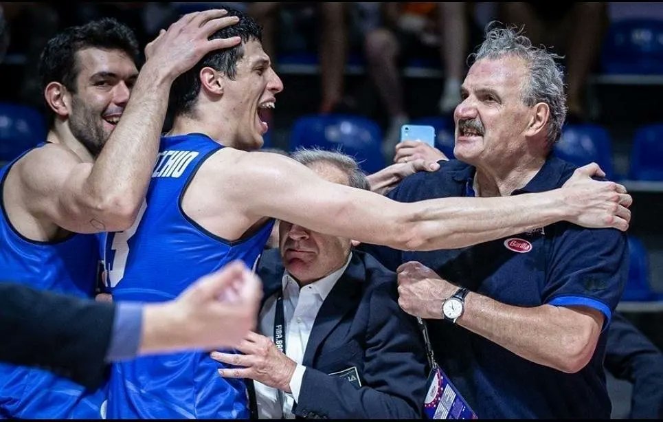 PipuCuore's tweet photo. Tanti auguri di buon compleanno ad una bandiera del basket italiano.
Buon compleanno a coach Meo Sacchetti, l'allenatore che ha riportato l'Italia alle olimpiadi dopo 17 anni di assenza. 

#MeoSacchetti #BAFFOLIMPICO #BaffoRules #BaffoNazionale #ItalBasket #Tokyo2020 https://t.co/uBuItA5lOO