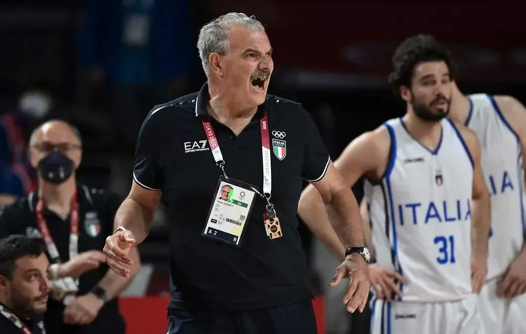 PipuCuore's tweet photo. Tanti auguri di buon compleanno ad una bandiera del basket italiano.
Buon compleanno a coach Meo Sacchetti, l'allenatore che ha riportato l'Italia alle olimpiadi dopo 17 anni di assenza. 

#MeoSacchetti #BAFFOLIMPICO #BaffoRules #BaffoNazionale #ItalBasket #Tokyo2020 https://t.co/uBuItA5lOO