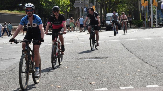 EnbicixBCN's tweet photo. Conductors de vehicles 🚙🛵 motoritzats!
#respectalabici
En calçada, per avançar a les 🚲 cal canviar de carril i mantenir les distàncies de seguretat.
☝️Està prohibit l'assetjament: fer llums o fer ús de clàxon perquè les #bicibcn modifiquin la trajectòria.
#mobilitatsegura https://t.co/vSkoVLzgfx