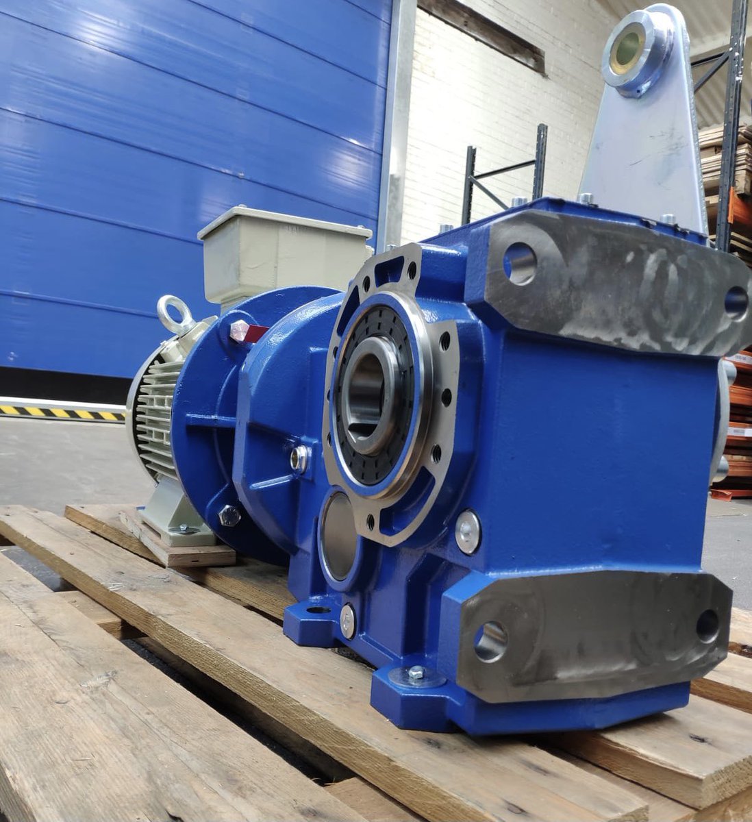 Geared motors to go… The Motovario B series bevel helical gearbox has been assembled in a hurry for an urgent brakedown. Fitted with a severe duty cast iron TECO motor, it is on its way to a UK recycling plant.

Want to know more about the B series? lnkd.in/dABcrBv