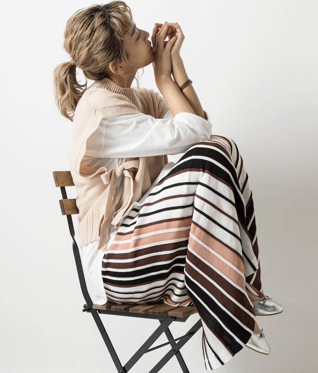 BUDOFASHION's tweet image. 「直線的な服が似合うけれどシャープな印象にしたくないしカジュアルな服も好き」ならマルチカラーのストライプ柄スカートいかがでしょう🙆‍♀️

顔タイプ診断クール、クールカジュアル、直線多めのエレガントタイプ等におすすめ⭐️

今セールで1799円😲✨

▶︎MILLION CARATS/配色プリーツニットスカート