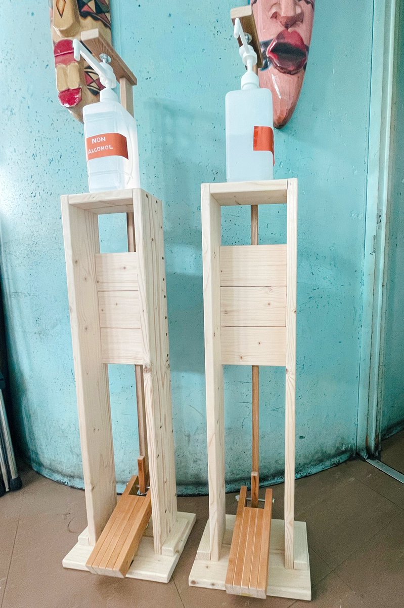 BaliBaliIndone1's tweet image. ネットを参考に足踏み式消毒液スタンド製作中。2台同時に作れば労力は1.2台ぶんくらいの計算だったのに、すごく面倒な部分を終えたあと「あれもう一回やるのか…」と休憩したりして、やっぱり2台ぶん時間がかかる。5️⃣