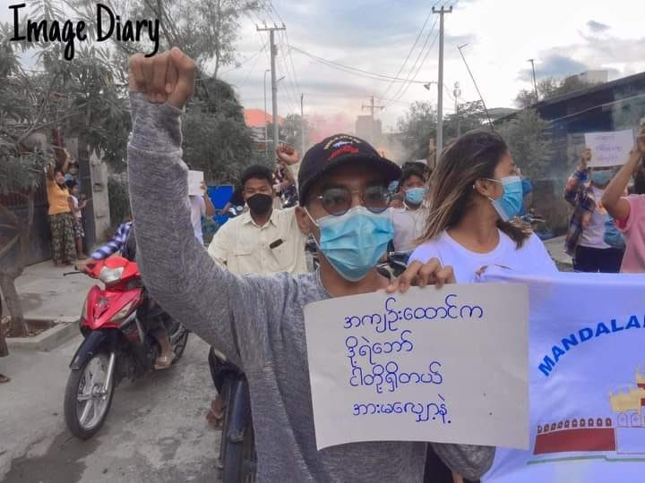 spring21MM's tweet photo. Ko Htet Thar Aung was violently BEATEN &amp; ABDUCTED by Military terrorist troops on the way back to his home in #Mandalay on the evening of Aug 19.He was handcuffed with rope, took away in terrorists' car &amp; still don't know yet where is detained.
#Aug20Coup
#WhatsHappeningInMyanmar https://t.co/AYlulQILY6