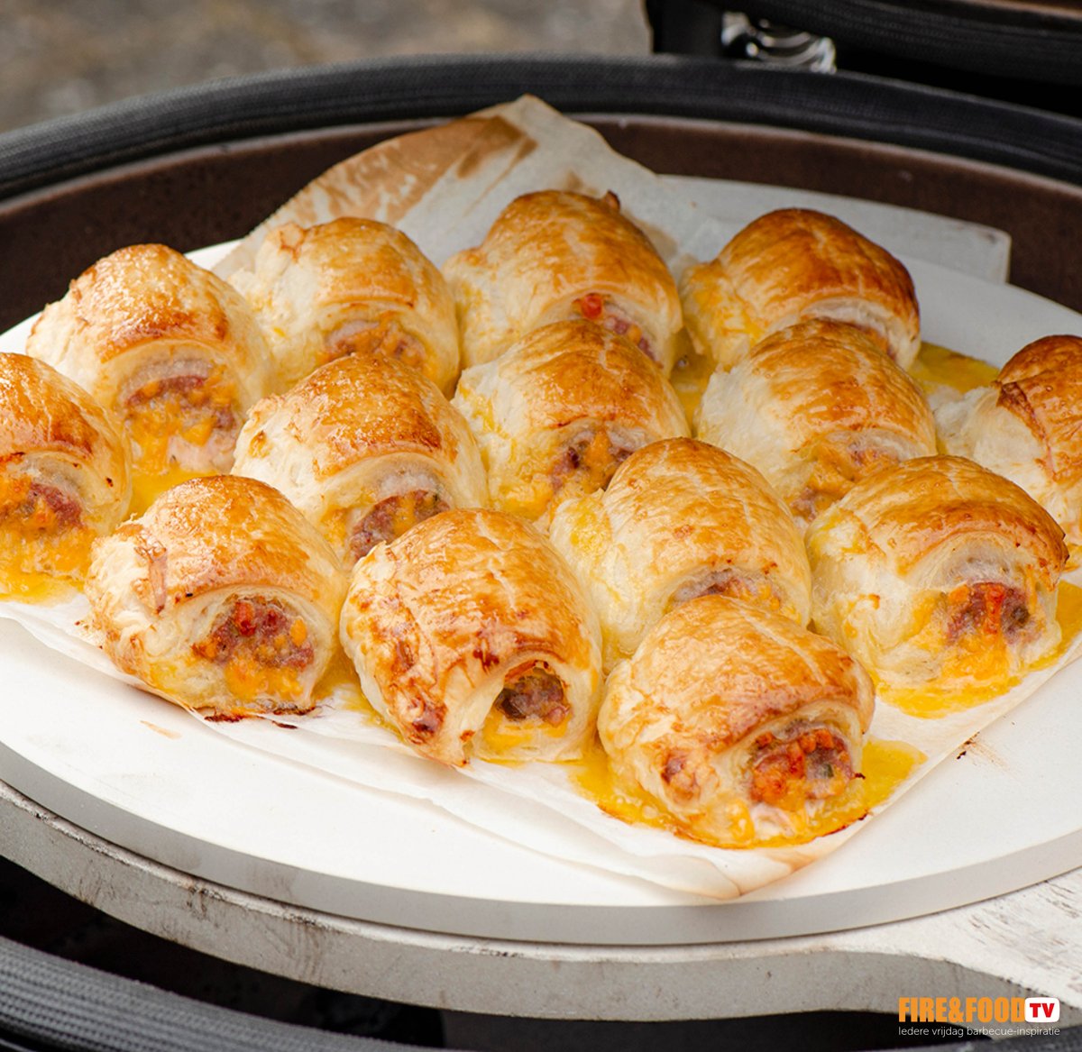 Vandaag delen wij onze bbq-versie van het mini-saucijzenbroodje. Gevuld met gehakt, cheddar en jalapeño’s zijn deze snacks onweerstaanbaar lekker! Bastiaan en bbq-chef Josja laten je in onze nieuwe video precies zien hoe jij deze ook kunt maken -> youtu.be/o59hfGjCOs4