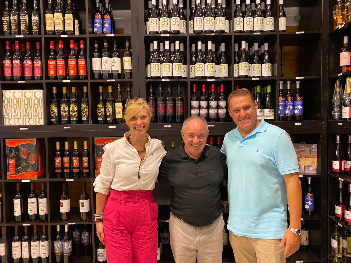 Tenemos que estar agradecidos por toda una vida dedicada a sus locales, Jose Gomez Rueda ofrece mucho en cada visita en cualquiera de ellos. Un espejo donde mirarse, trabajador incansable.

Un secreto, a mi me enseñó el arte de las copas en la sobremesa.