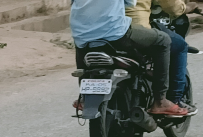 neer_1012's tweet photo. @blrcitytraffic @AddlCPTraffic @blrcitytraffic  The reported vehicle is Bajaj discover with Registration KA 05 HP 5992 (Please verify)

I own Bajaj Pulsar with number KA 05 HP 9992

Kindly rectify it and remove the violation ticket from my vehicle.

attaching my vehicle photo here for proof.
@AddlCPTraffic https://t.co/wNfp5wMABv
