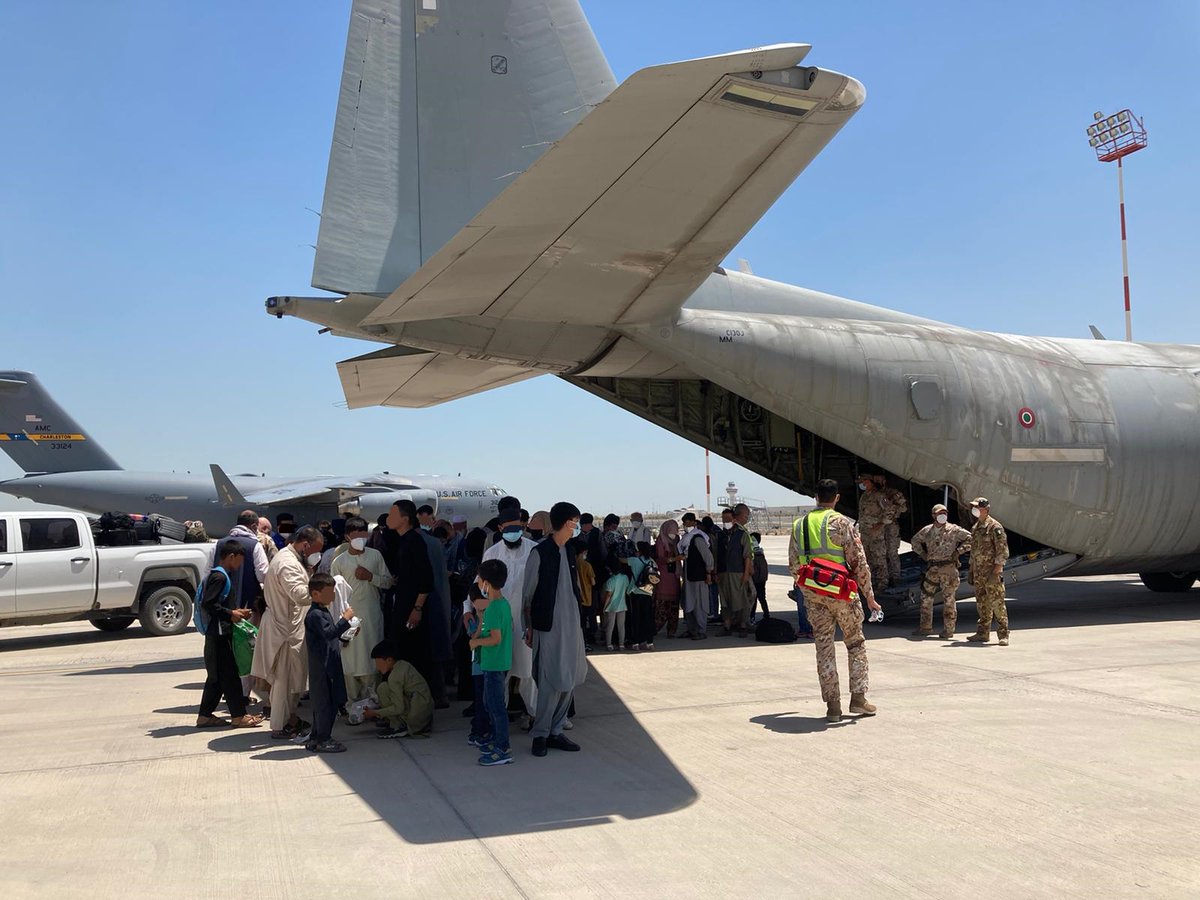 Arrivate nella notte a Fiumicino altre 194 persone dall'#Afghanistan grazie al ponte aereo realizzato dalle #ForzeArmate🇮🇹 con velivoli da trasporto #C130 J e KC767A dell’#AeronauticaMilitare

Op. #AquilaOmnia pianificata e diretta dal #COVI #Difesa

#UnaForzaperilPaese
#20agosto