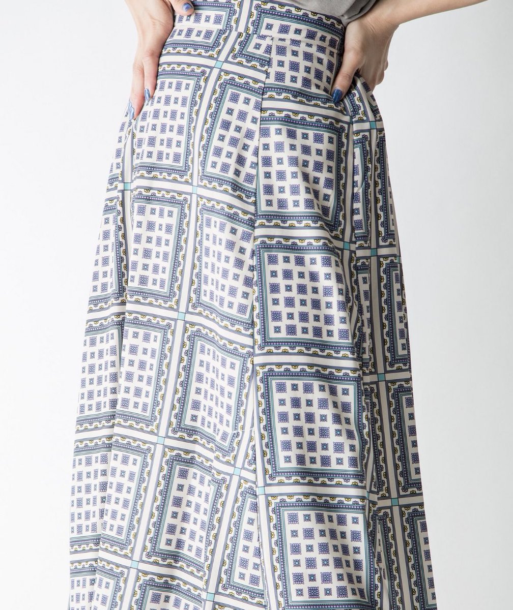 BUDOFASHION's tweet image. 顔タイプ直線顔さんからよくご相談いただくのはスカート⭐️
直線多めのフレッシュ〜クールカジュアルタイプなら小さな四角が集まるスカートはいかがでしょう。変形ブラウスやＴシャツ合わせたいです😊

70%オフでZOZOではさらに本日1000円オフクーポン🙌💕

▶︎MILLION CARATS/パネルプリントスカート