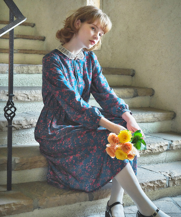 F I N T Official フィント公式 V Twitter 𝗡𝗲𝘄 𝗔𝗿𝗿𝗶𝘃𝗮𝗹 カメオブローチ付き壁紙花柄ワンピース イギリスならではの装飾的な壁紙柄をイメージしたレトロな花柄ワンピース かぎ針編みのニット衿がノスタルジックなアクセントに T Co