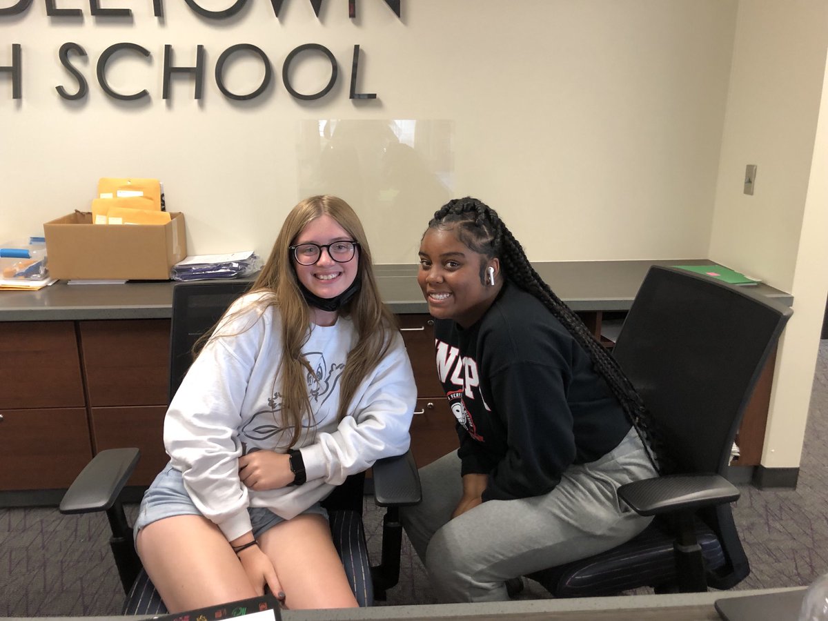 MHSMiddieTweets's tweet photo. MHS together again!  #MiddiesFirstDay #MiddieRising https://t.co/YH6jEXaM9Q