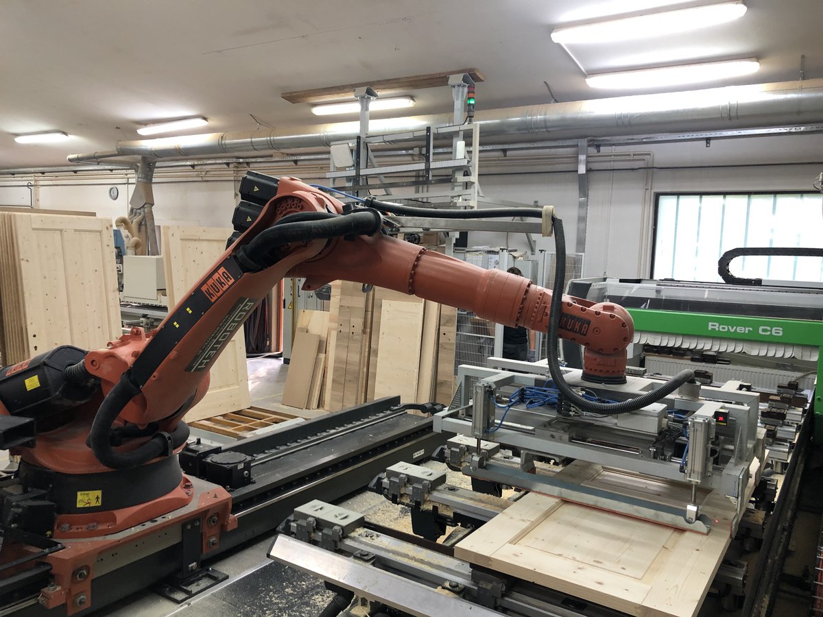 meludoors's tweet photo. Robot on CNC Machine, transporting doorleaf. 
#woodworking #woodendoor #CNCmachine #doorproduction https://t.co/vYTPjldaUX