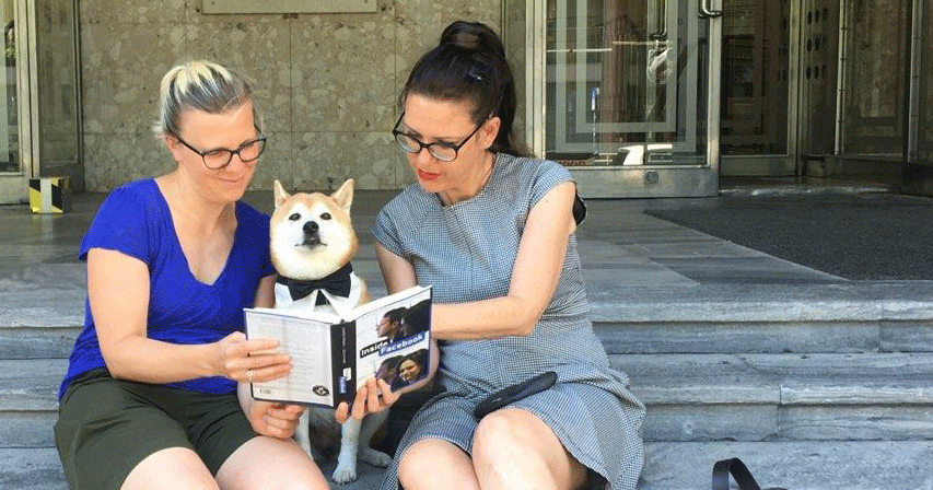 oe1's tweet photo. Noch Platz auf der Sommer-Leseliste? @sarahkriesche und @irmiwutscher  besprechen heute #InsideFacebook. Im Buch erfahren wir, wieso FB schon im Vorhinein vom #SturmaufsKapitol wusste und wie Zuckerberg reagierte, als seine Mitarbeiter Frauen stalkten. 
🎧 https://t.co/xqSD0nanR1 https://t.co/Jd07GM3wC7