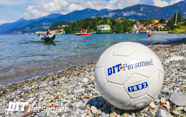 De bouwvak is bijna op zijn einde. Daarmee nadert ook het einde van onze zomercampagne. De voetballen ⚽ van DIT zijn al op vele plekken gespot en wij hebben al veel leuke inzendingen mogen ontvangen! Je foto insturen kan nog steeds! Deel je foto met #ditzomer in je tekst!
