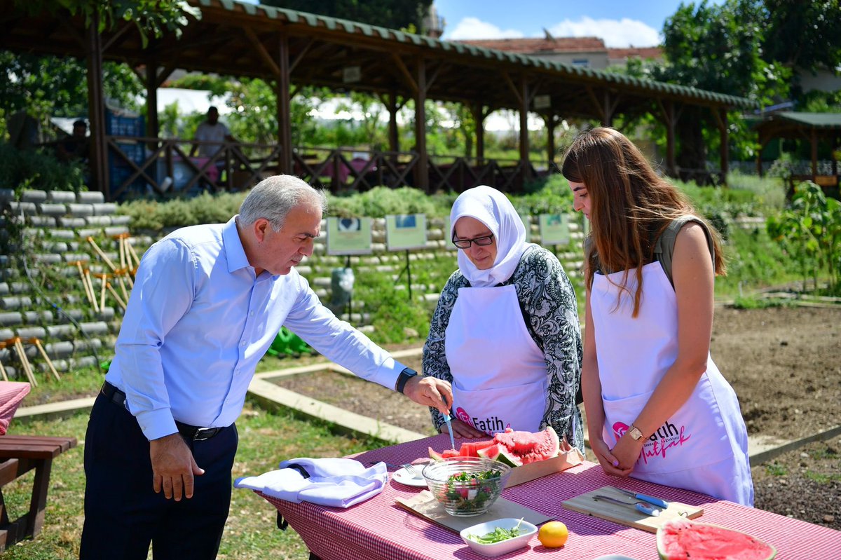 MErgun_Turan's tweet photo. Yedikule Bahçe'de Fit Fatih’in fit salata etkinliğinden... 🥗

Diyetisyenlerimiz ve danışanları bizden daha profesyonel. Biz de bir deneme yapmaya çalıştık. 😉 https://t.co/xhGE0gWA58