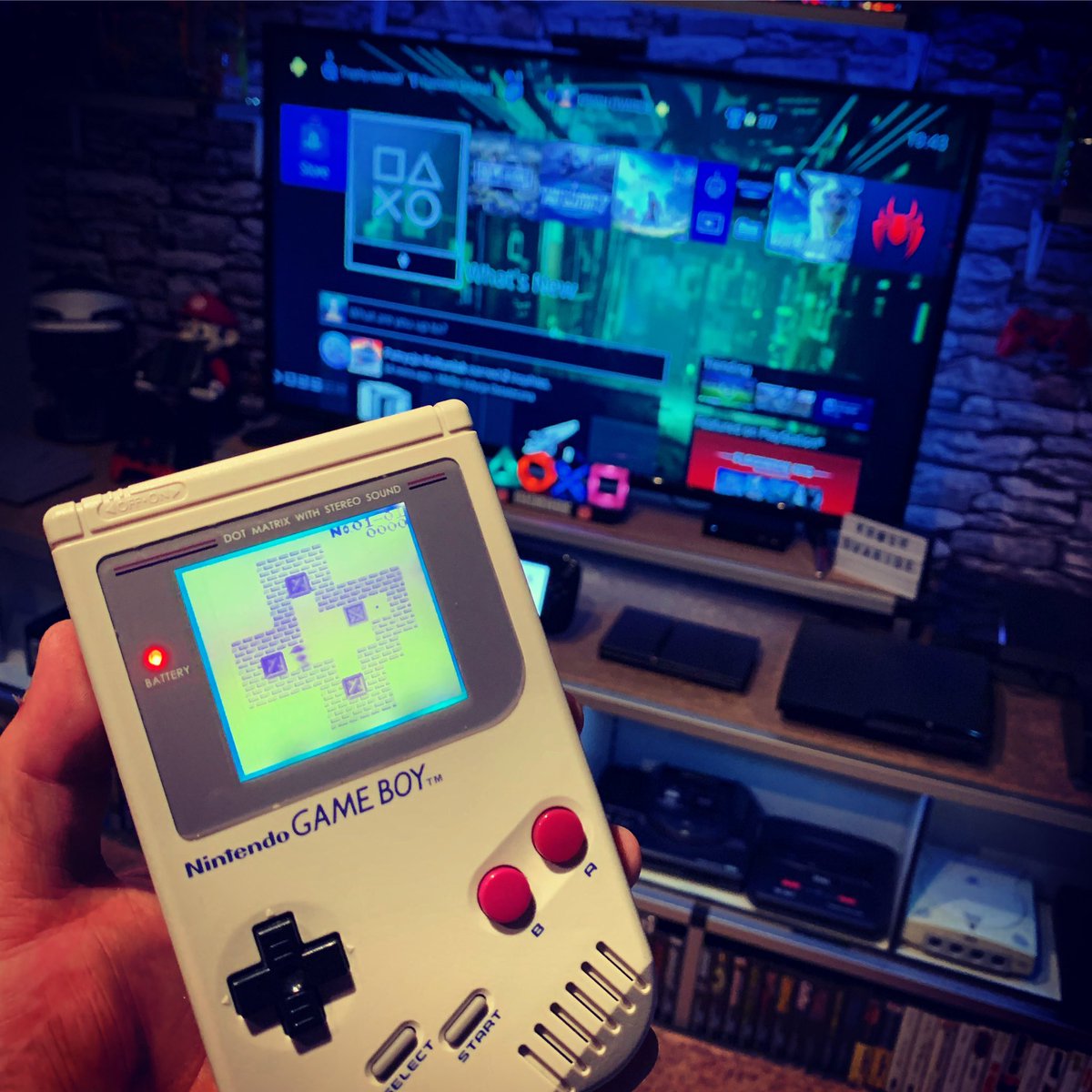 KRASHOVARIDE's tweet image. Backlit DMG with color changing LED (courtesy of @EVERYBITGAMING for the internals)…out of all the mods I’ve done I still prefer the OG look the best. #gameboymods #nintendo #gamingcommunity #gamesroomsetups