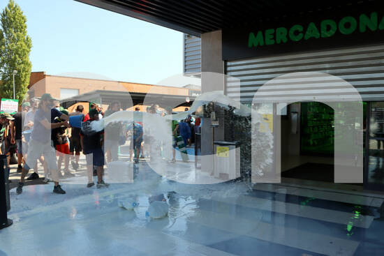 ACNcatcentral's tweet image. Més de 150 #ramaders exigeixen un preu just de la #llet en una protesta a les portes del Mercadona de #Vic. Alguns els concentrats han llançat fems, aigua, palla i llet a l'entrada del supermercat @uniopagesos  @JARC_COAG  acn.cat/text/item/mes-…