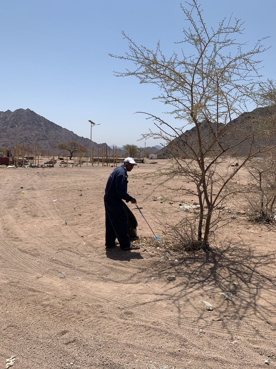 saadHreib's tweet photo. من تنظيف منتزه البيضاء من قبل عمال النظافة التابعين لوزارة البيئة والمياه والزراعة في #المدينة_المنورة ..

لو كل شخص تخلص من النفايات بطريقة صحيحة ماضطر هؤلاء لنبش النفايات من تحت الأشجار والحجر . https://t.co/u7AX54XNJn