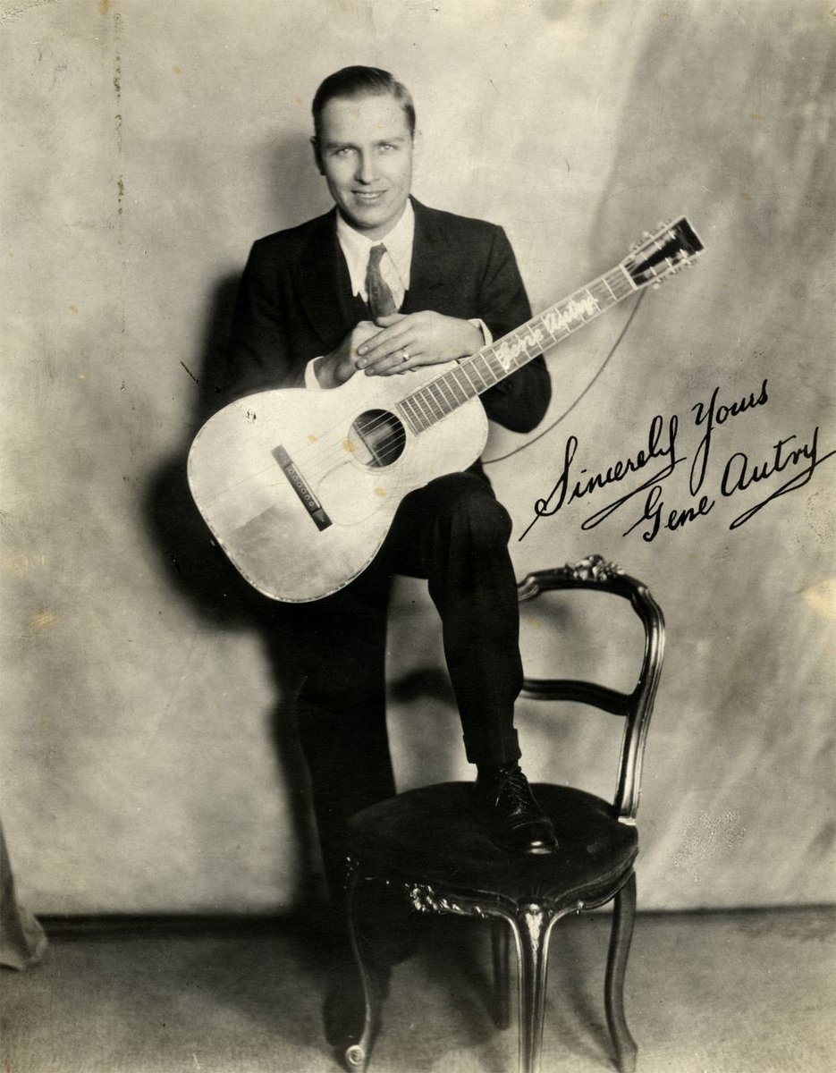 Aug 20th 1940: Gene Autry records "Blueberry Hill" in Los Angeles, LA. Tune in to Radio Bristol at 10am ET to hear it!
.
.
.
 #radiobristol #oldtimemusic #78rpm #rootsmusic #countrymusichistory #geneautry #yodel #fatsdomino