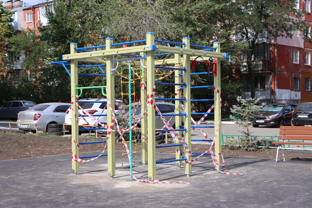 Выполнение работ по установке оборудования и укладке антитравматического покрытия на детской и спортивной площадках в рамках Губернаторского проекта "СОдействие" по адресу ул. Стара Загора, 166.
#КировскийРайон
<a href="/Rudakov_i_a/">Рудаков Игорь Александрович</a> 
<a href="/gkh_kir63/">Отдел по ЖКХ и благоустройству</a>