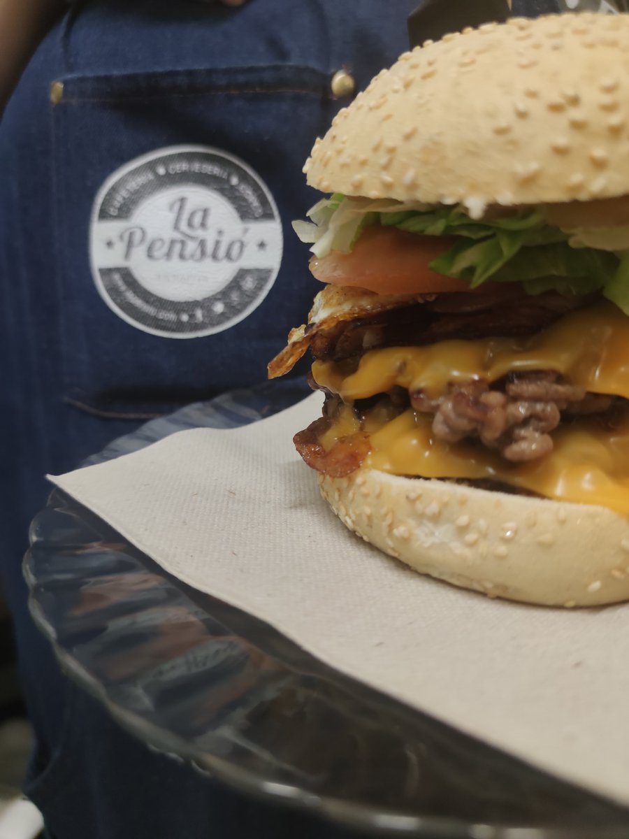 Aquell moment que et veus arribar la Big Kanch i ja et cau la saliva 

#bigKanch #lapensió #burguer